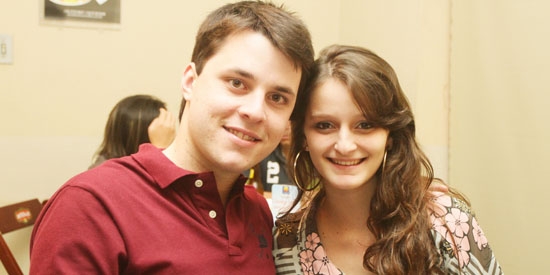Felipe Mateus e Gabriela Oliveira curtiram restaurante da cidade juntinhos na última quinta-feira 